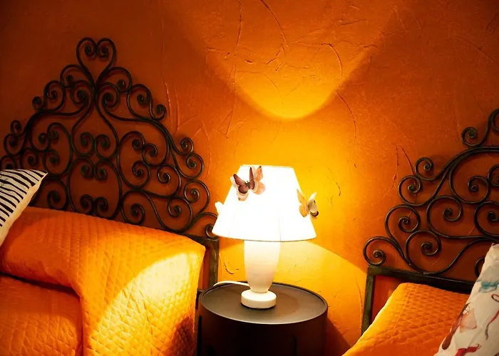 LE STREGHE rooms e art,centralissimo con garage su richiesta Livorno