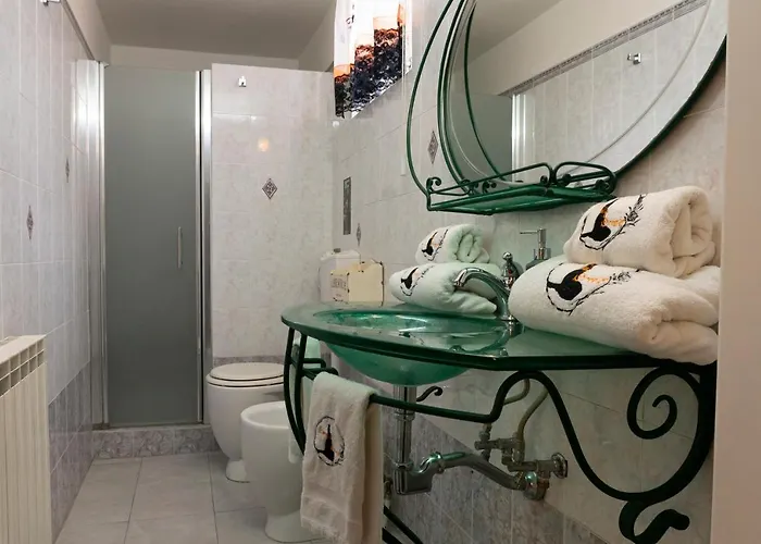 LE STREGHE rooms e art,centralissimo con garage su richiesta Livorno